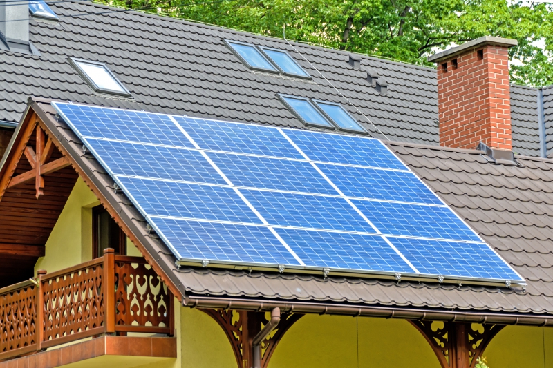 chauffagiste-CHATEAUDOUBLE-min_solar-panels-1477987